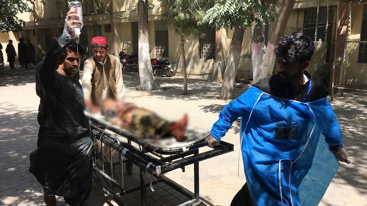 Médicos atienden a una persona herida en Afganistán