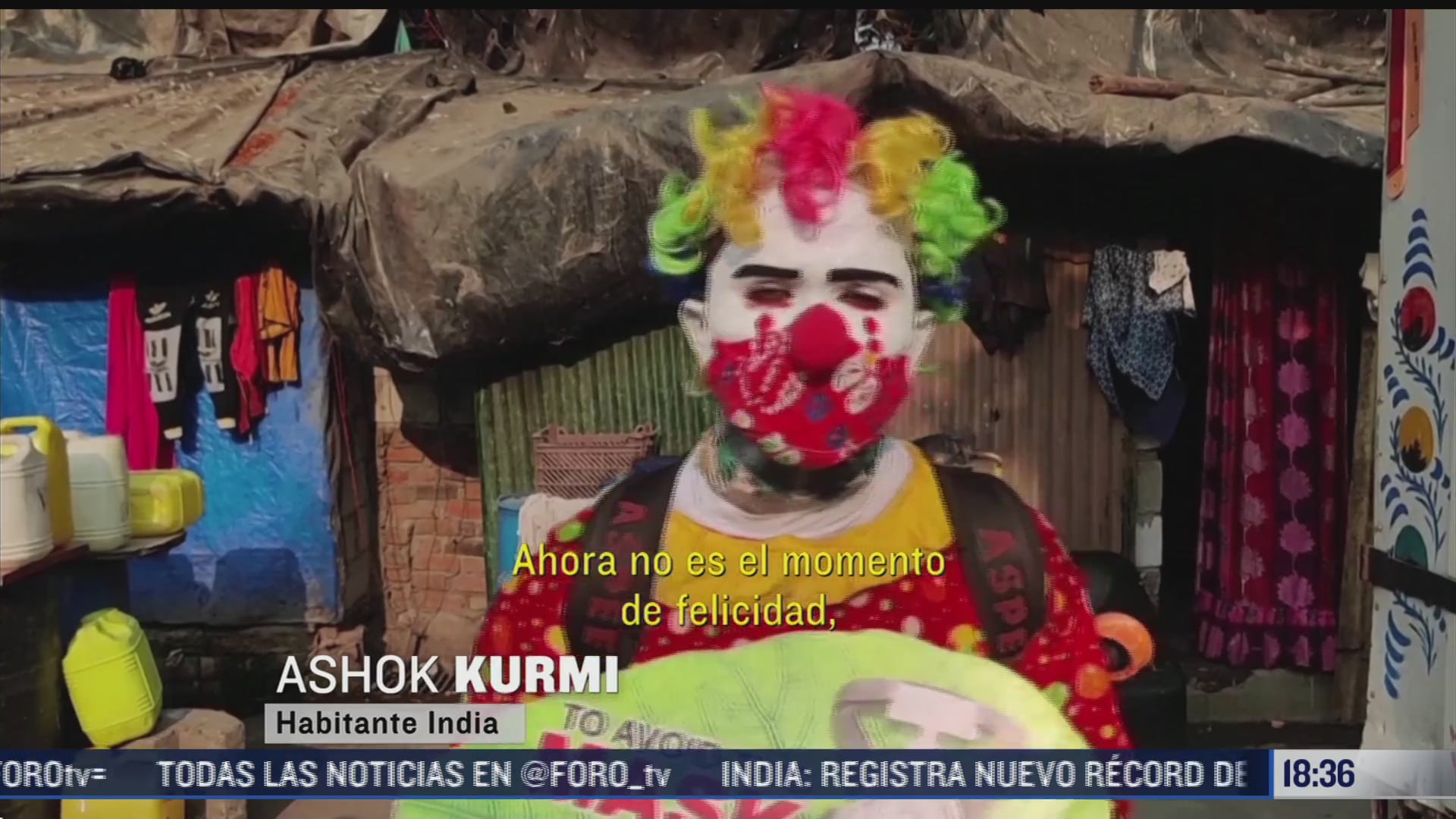 hombre disfrazado de payaso desinfecta barrio completo en la india