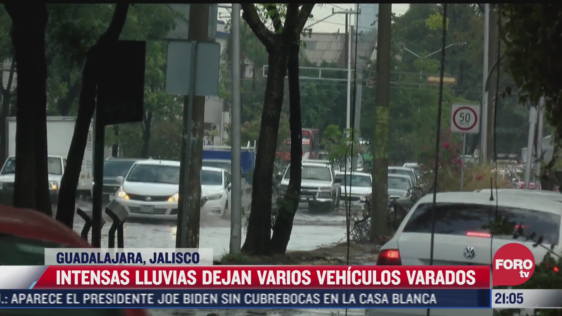intensas lluvias dejan varios vehiculos varados en guadalajara jalisco