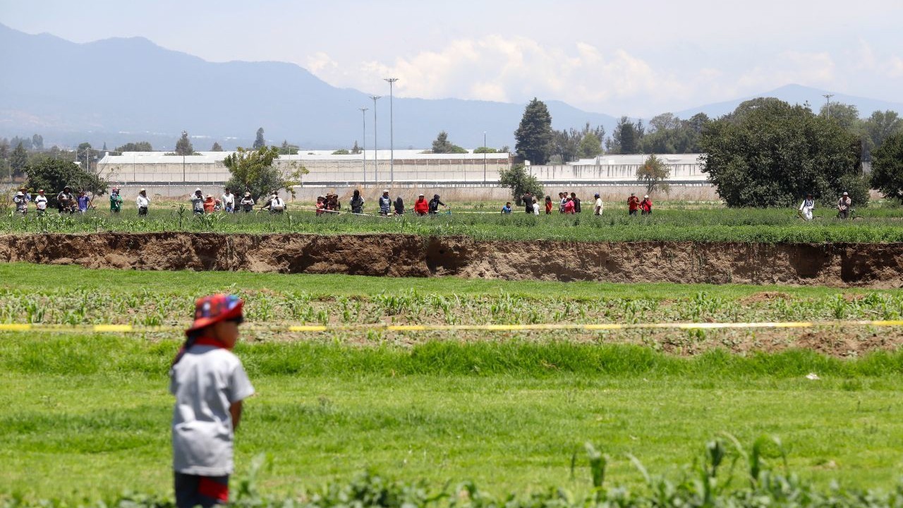 Investigan formación de enorme socavón en Puebla, lo designan espacio no seguro