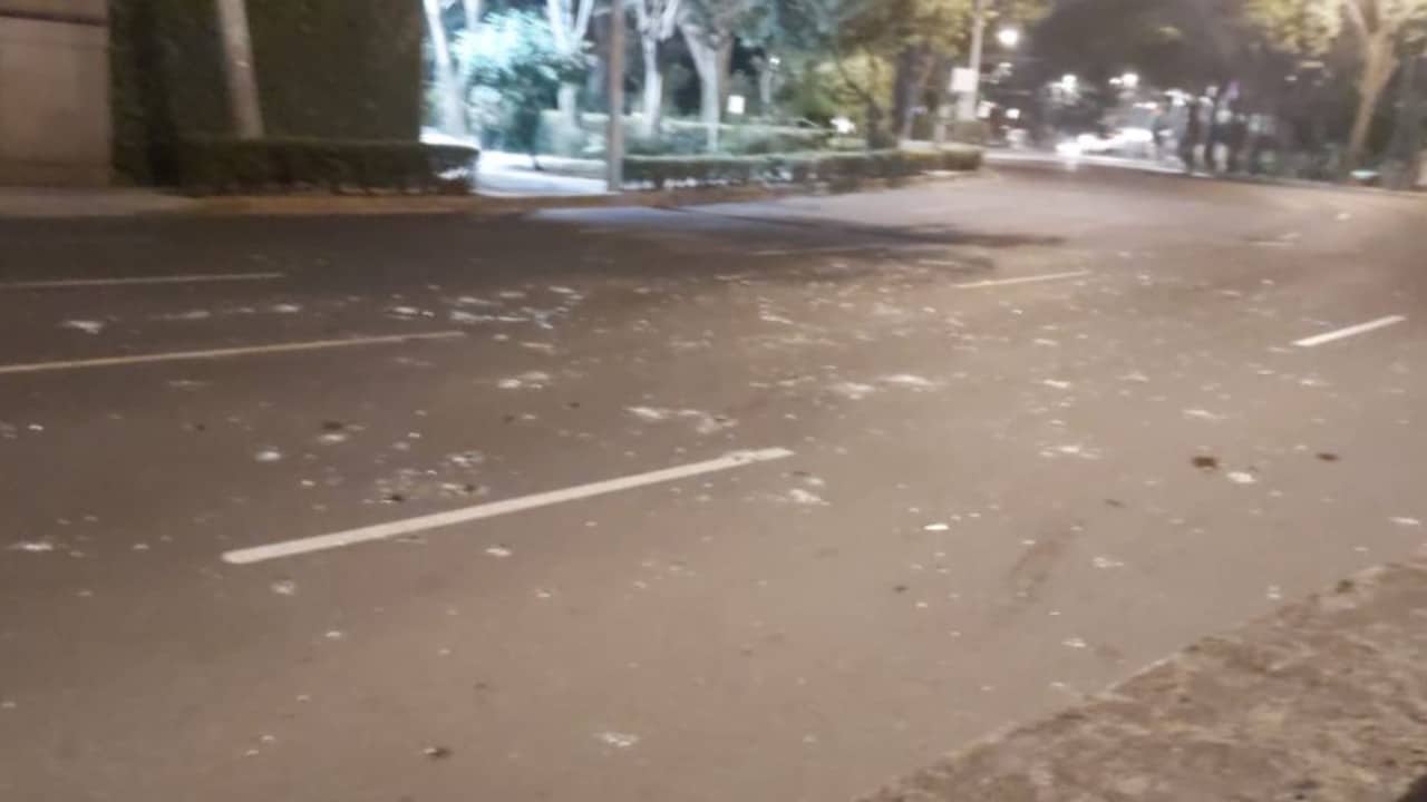 Láminas de vidrio caen al asfalto