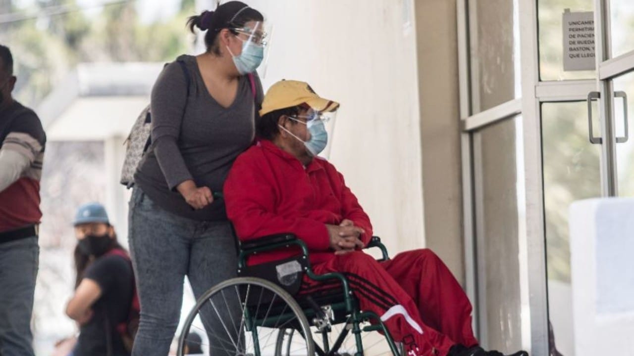 Llegada de pacientes a hospital de la Ciudad de México