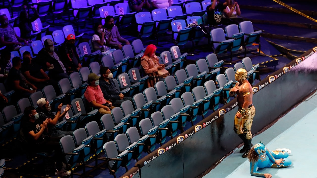 Lucha libre regresa a la Arena México tras baja de contagios de COVID-19
