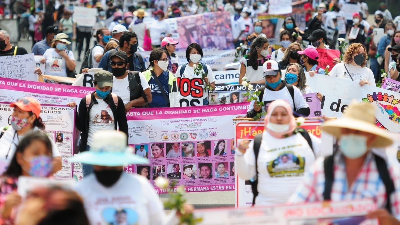 Madres de desaparecidos se manifiestan en el Zócalo para exigir justicia