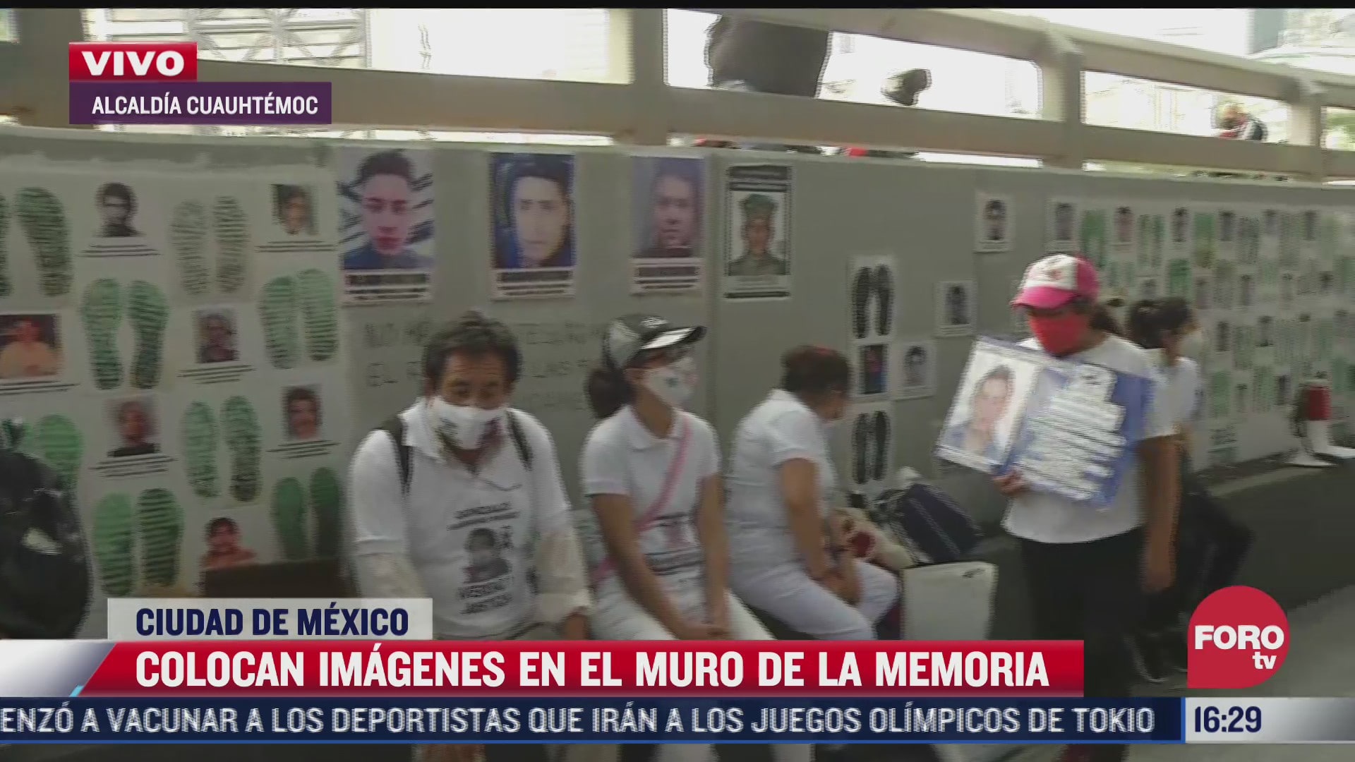 madres recuerdan a sus hijos desaparecidos en el muro de la memoria