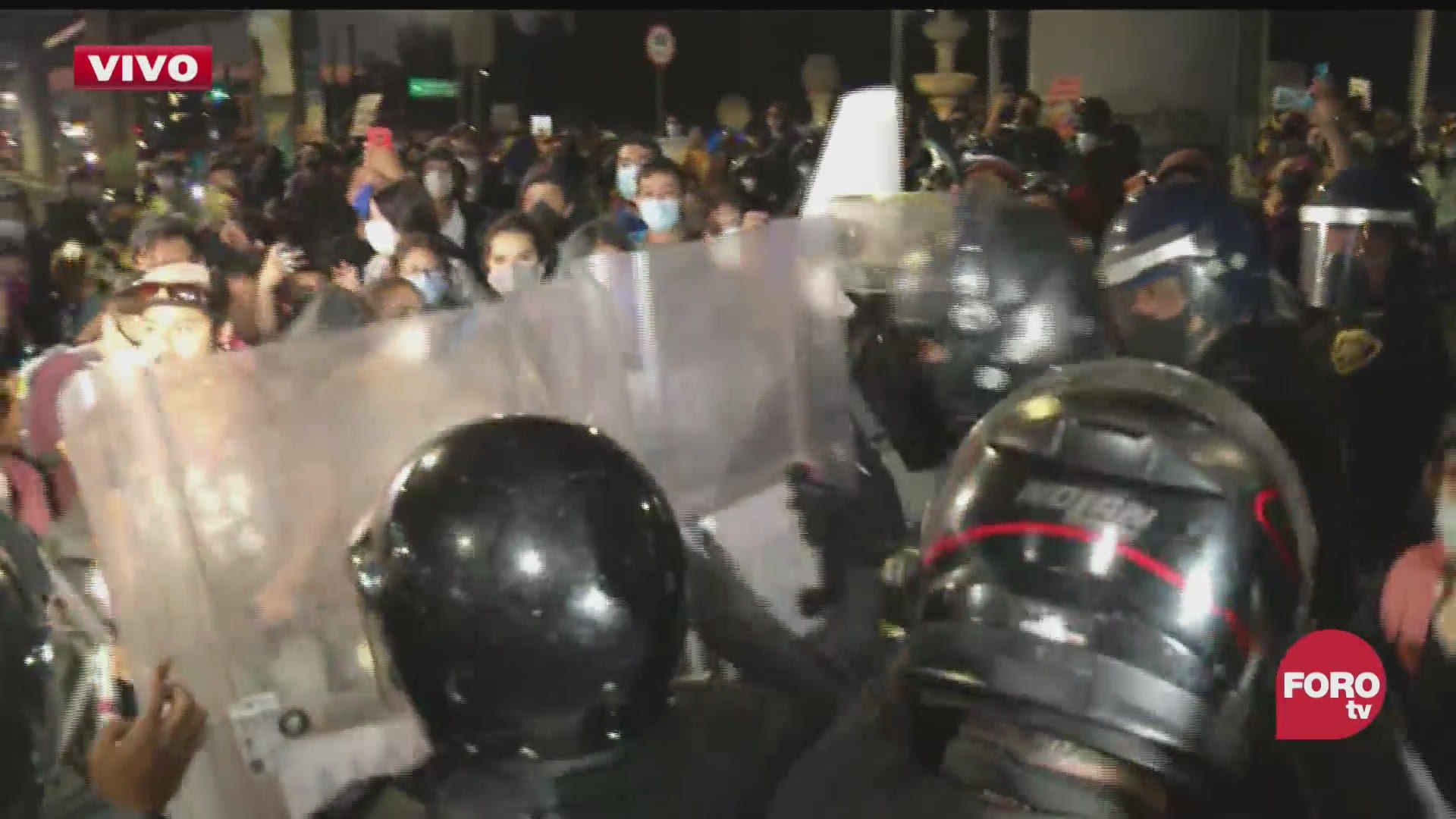 manifestantes se confrontan con policias en zona del accidente de la l12 del metro