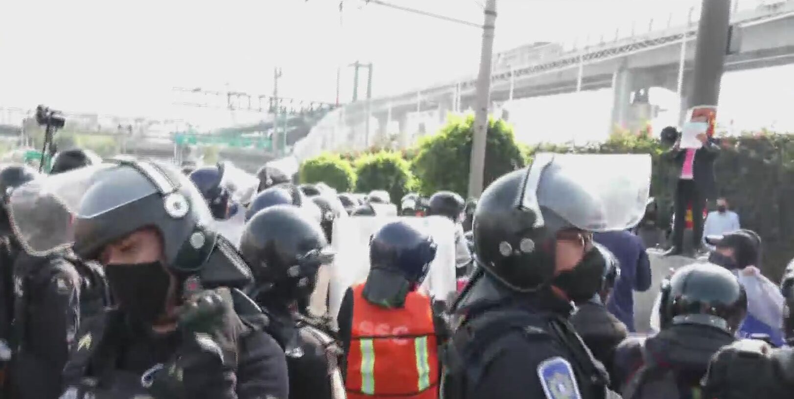 manifestantes se enfrentan con policias en circuito interior