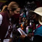 Marina del Pilar Ávila Olmeda charla con mujeres en Baja California