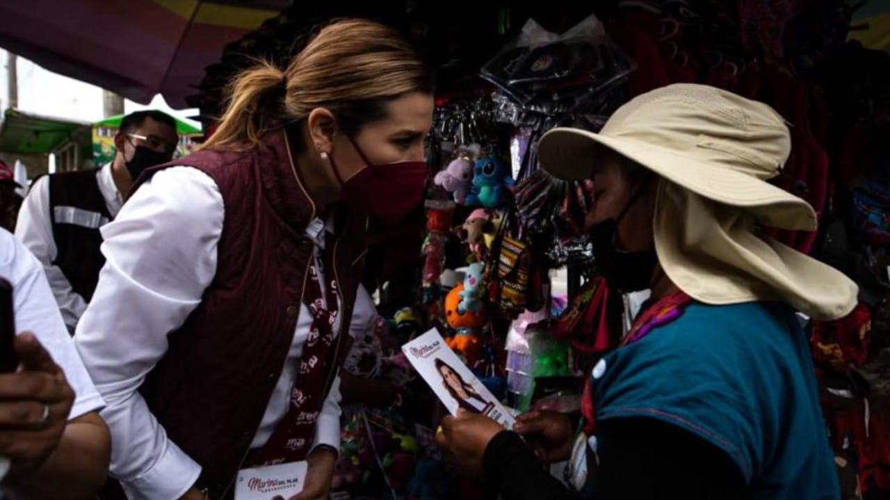 Marina del Pilar Ávila Olmeda charla con mujeres en Baja California