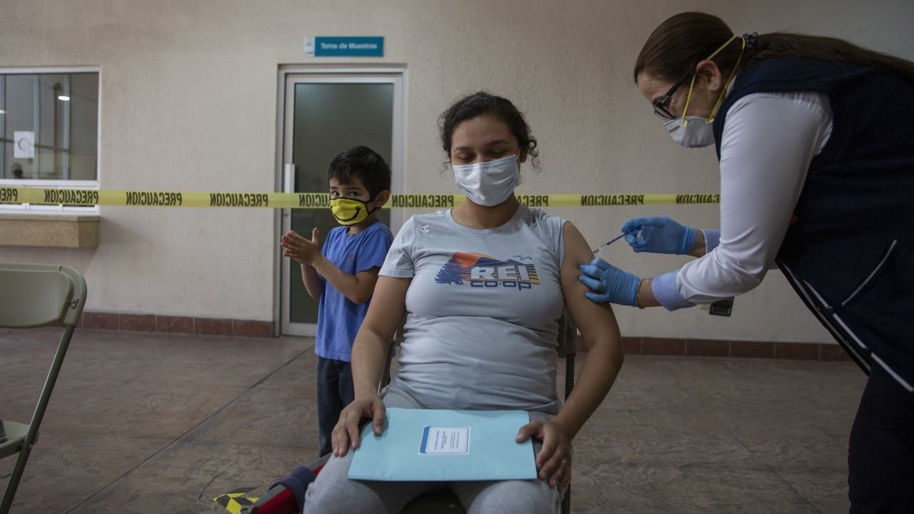 México, de los primeros países en priorizar a mujeres embarazadas en vacunación COVID: Ssa