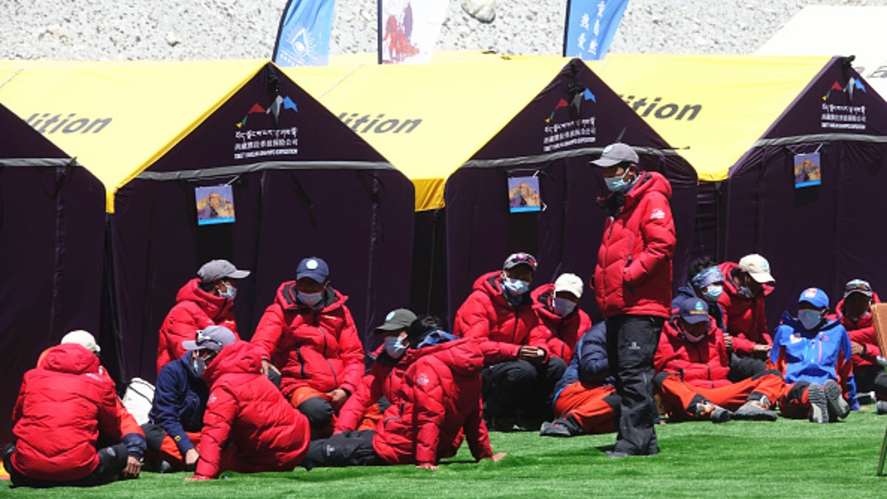 Escaladores descansan en el campamento base en la ladera norte del monte Everest.