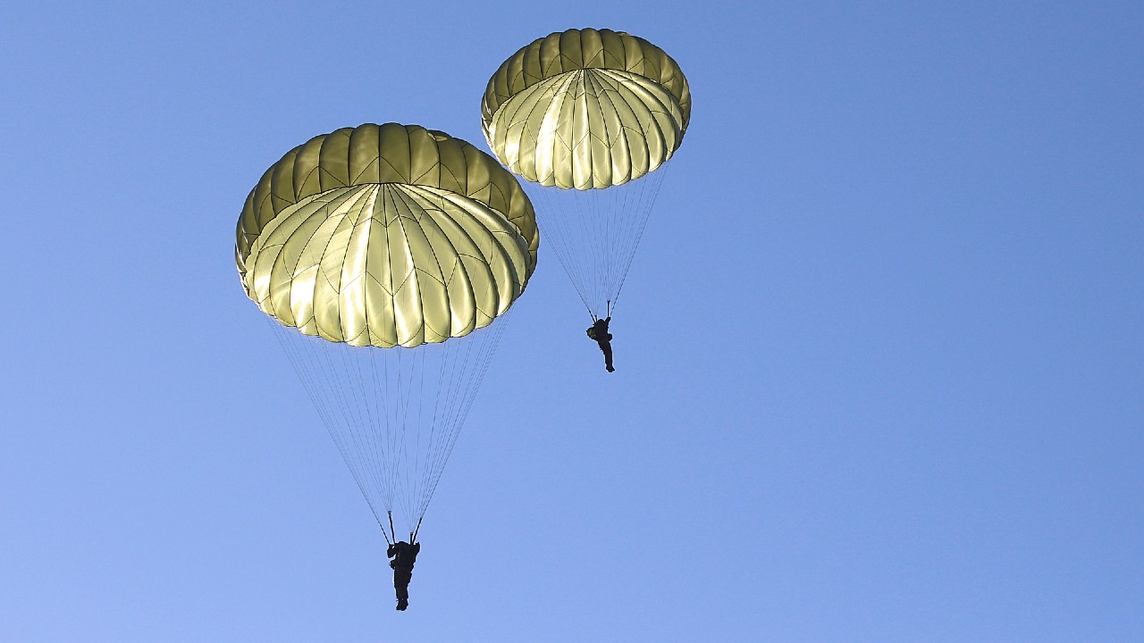 Muere paracaidista en Florida tras chocar con otro en el aire