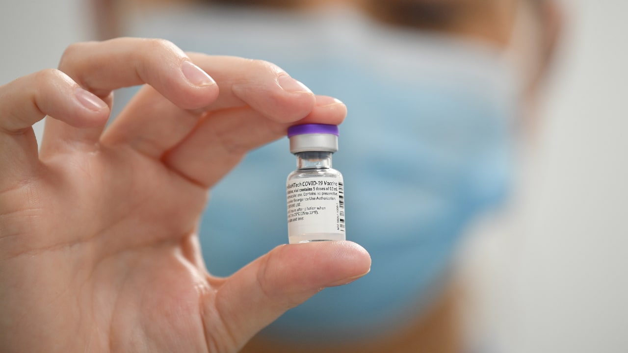 Vacunas de Pfizer y AstaZeneca protegen más del 90% de la variante Delta del COVID
