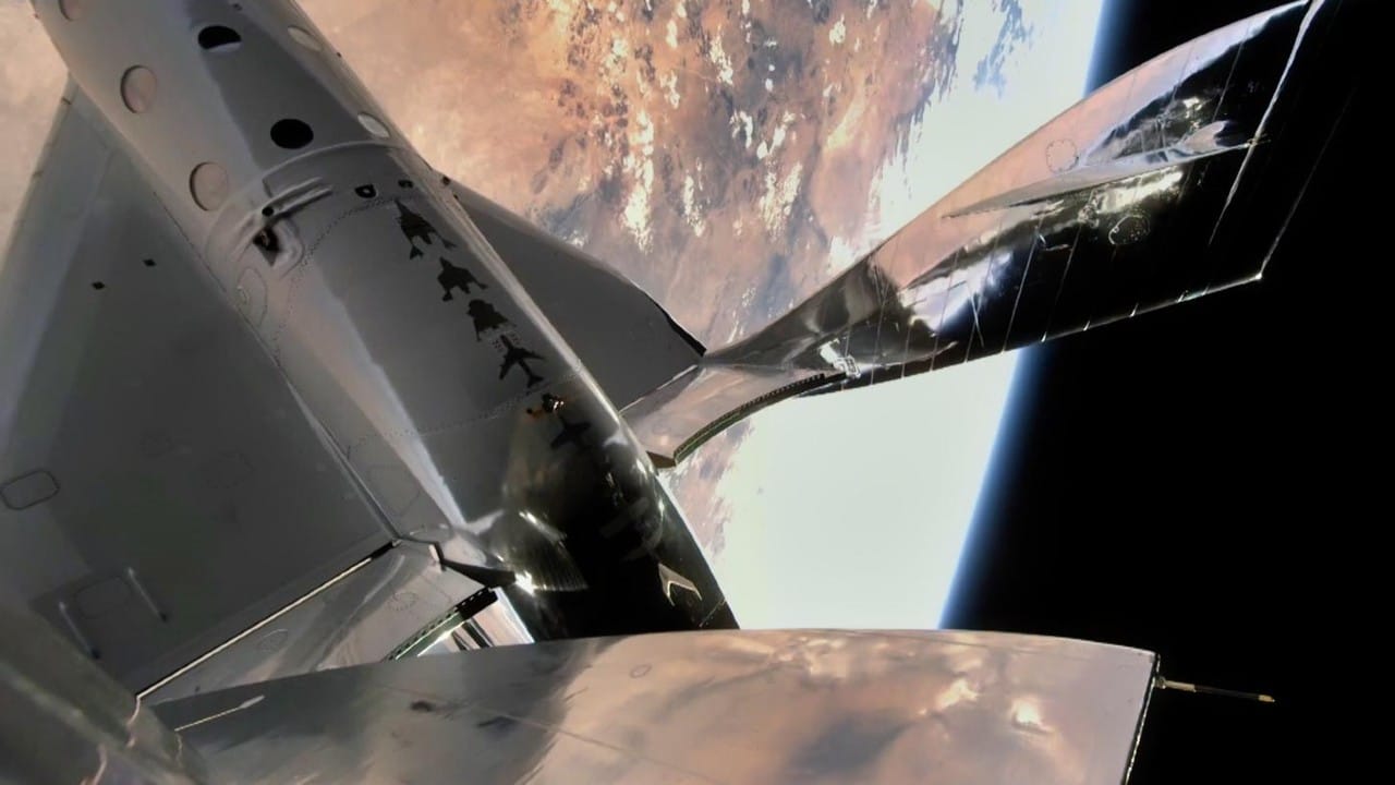 Nave tripulada de Virgin Galactic hace su primer vuelo de prueba
