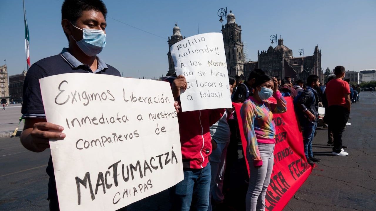 Protesta de jóvenes normalistas frente a Palacio Nacional en exigencia de liberación de estudiantes de Mactumactzá, Chiapas (Cuartoscuro)