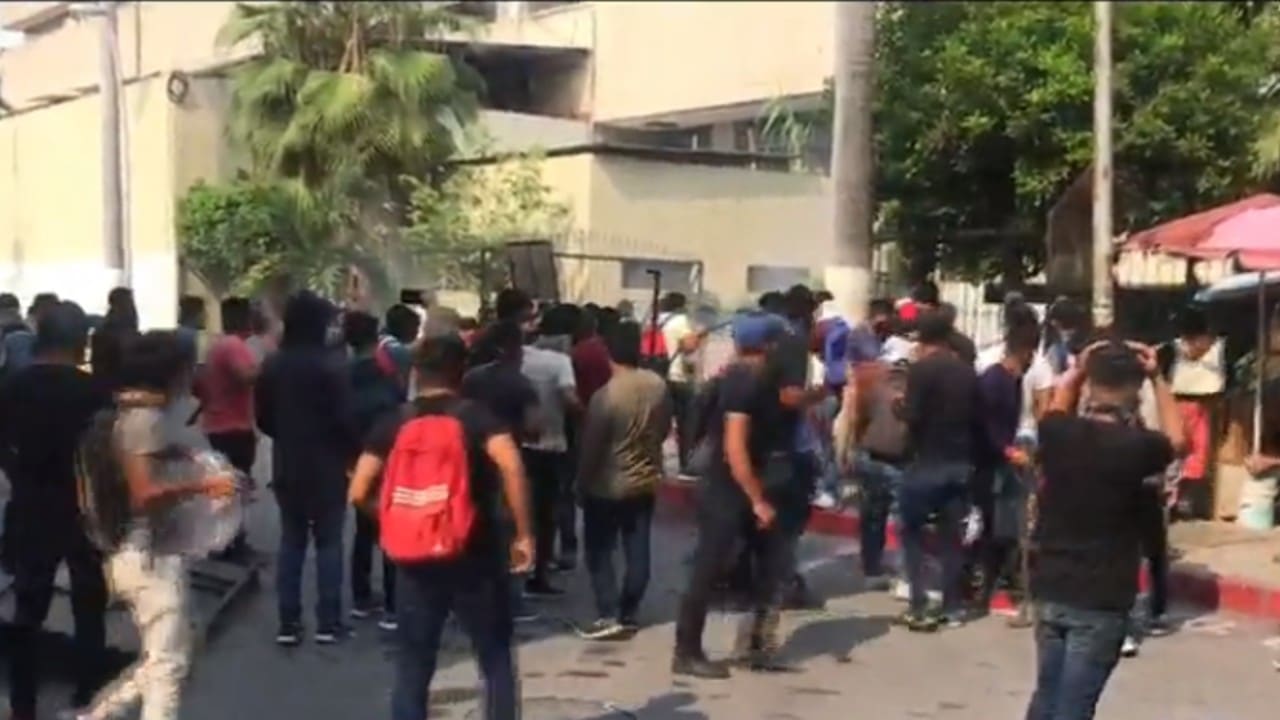 Normalistas se enfrentan con policías en Tuxtla Gutiérrez