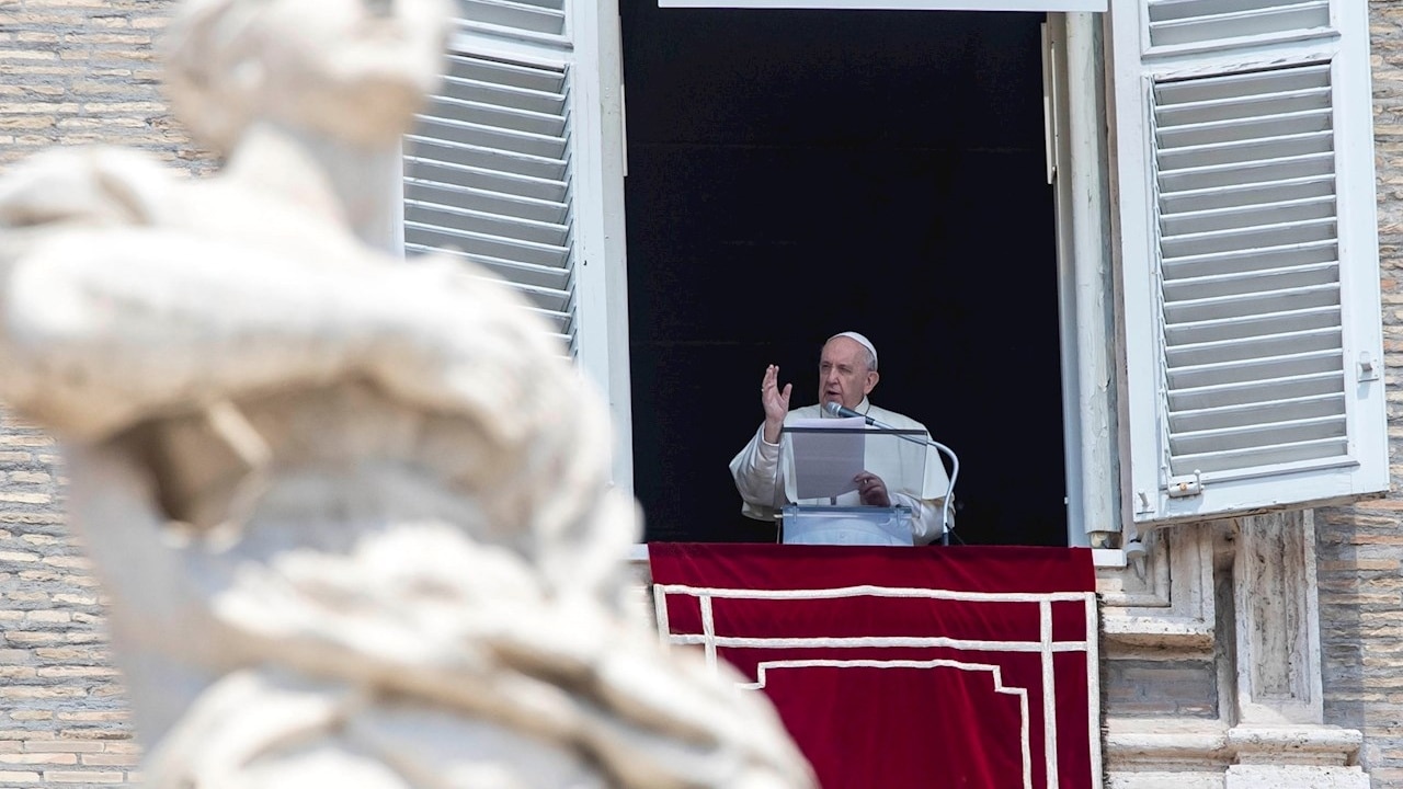 Papa Francisco durante el rezo dominical en la Plaza de San Pedro