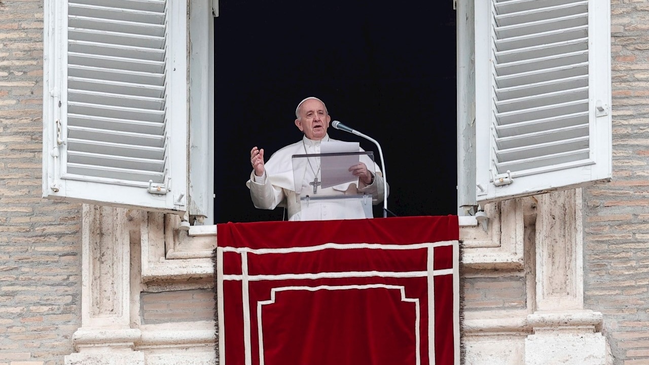 Papa Francisco da su mensaje a varios cientos de fieles congregados en la plaza de San Pedro del Vaticano