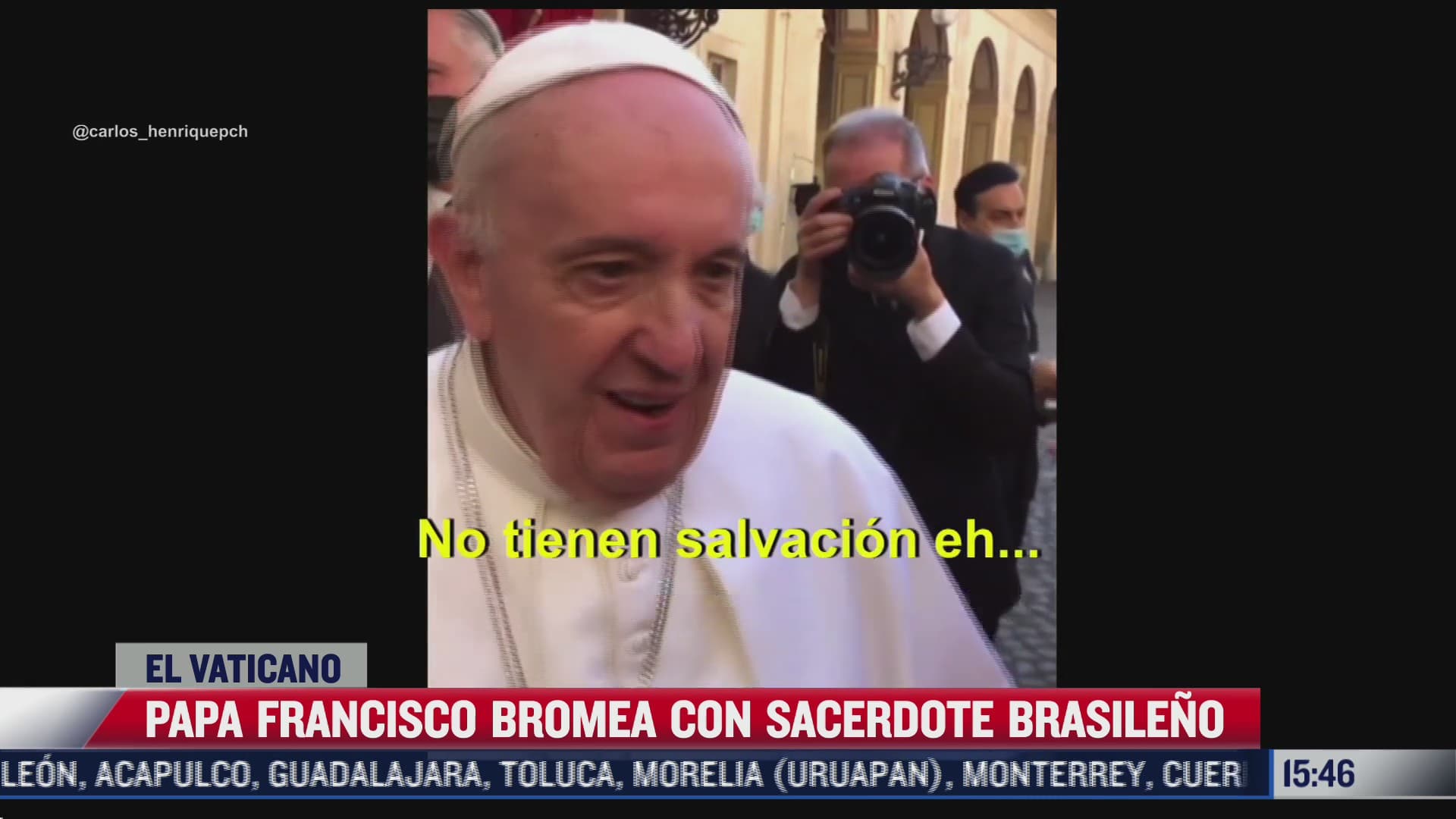 papa francisco bromea con sacerdote brasileno
