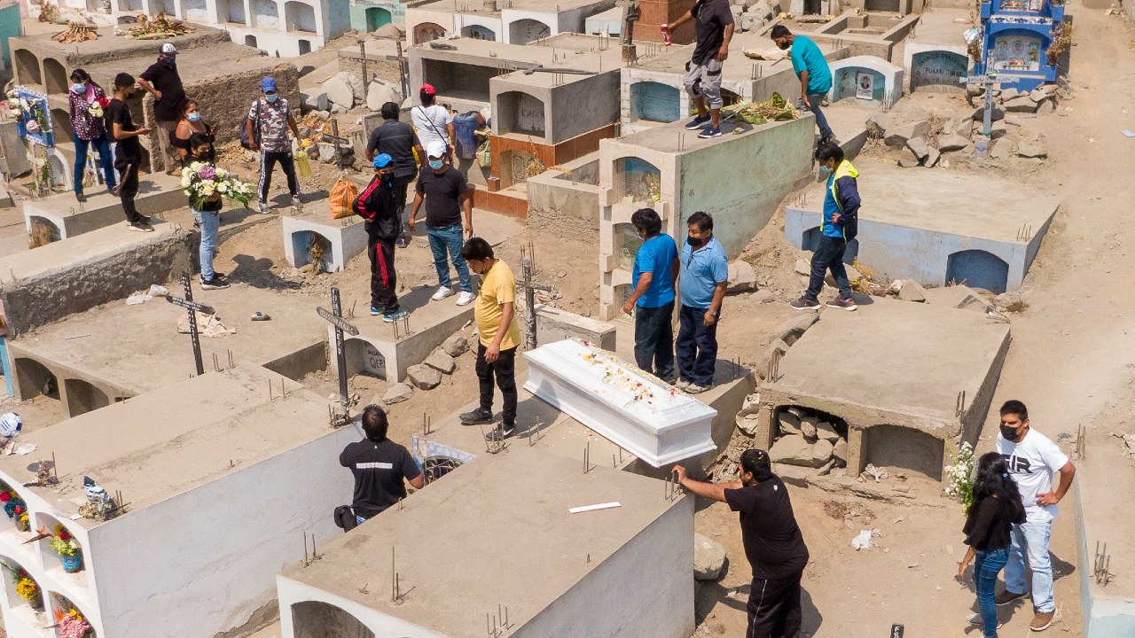 Faltan espacios en cementerios de Perú ante incremento de muertos por COVID-19