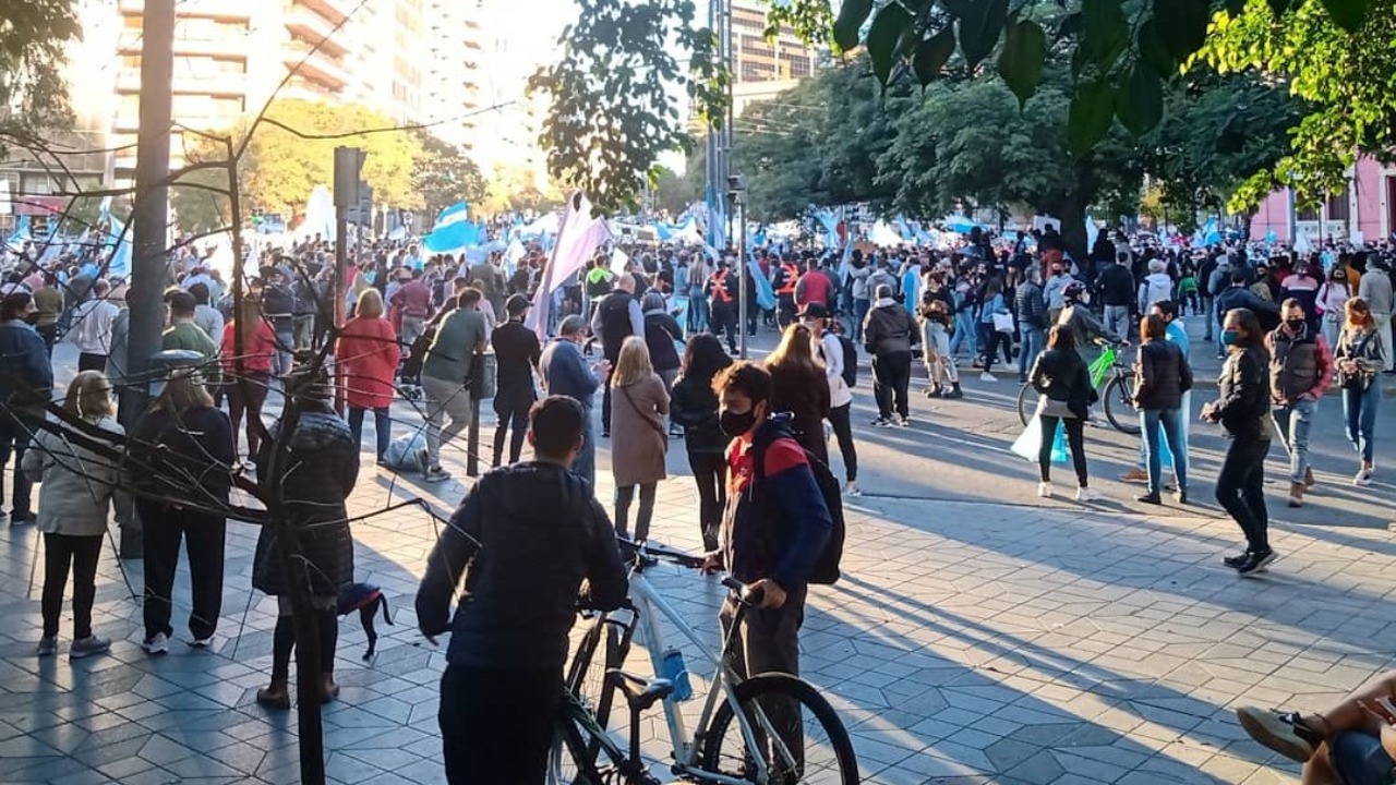 Protestan en Argentina contra el confinamiento impuesto por el aumento de COVID-19