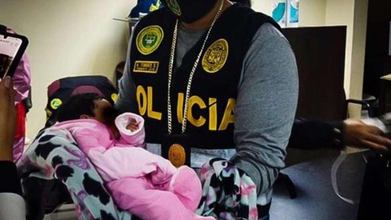 Policía sostiene a bebé rescatado en Perú.