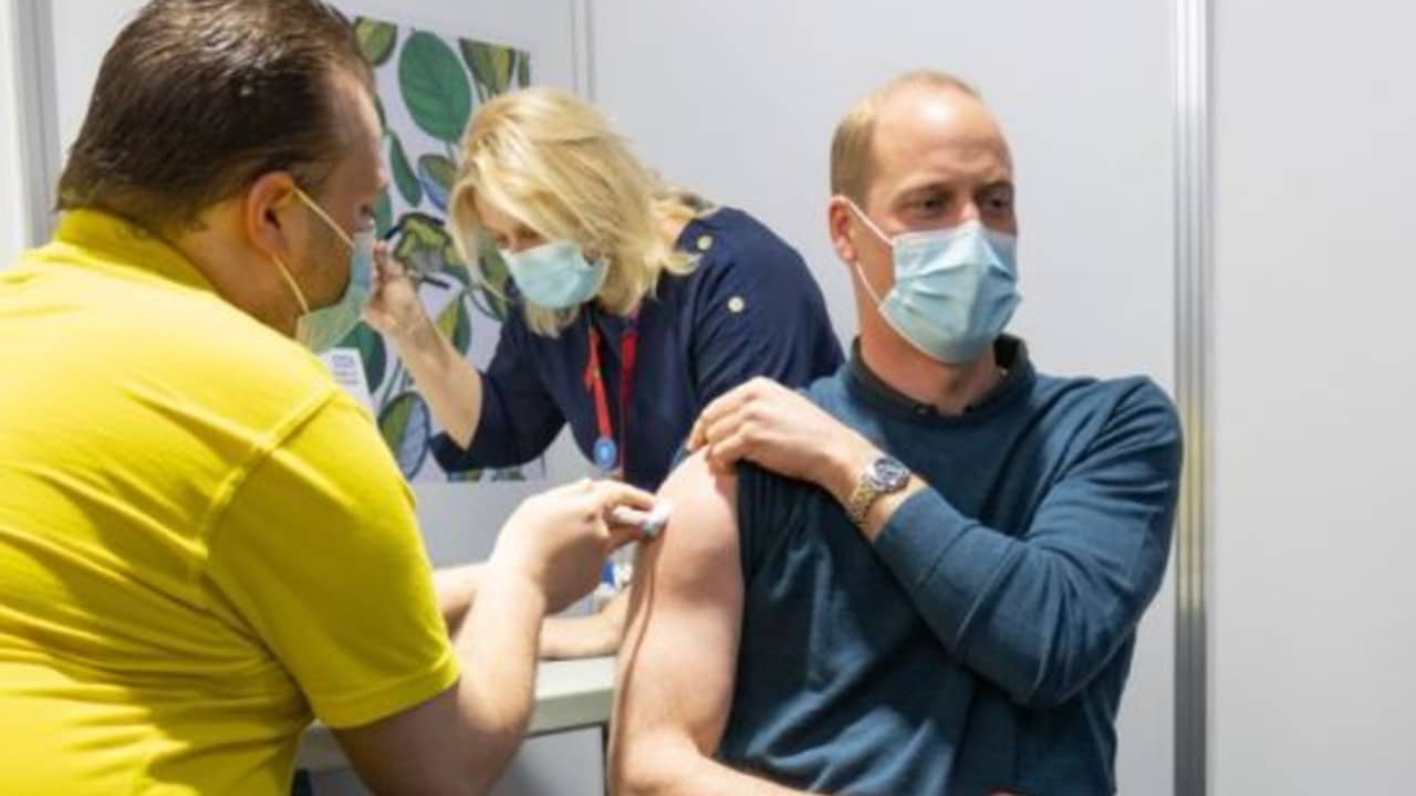 Príncipe Guillermo es vacunado contra COVID-19