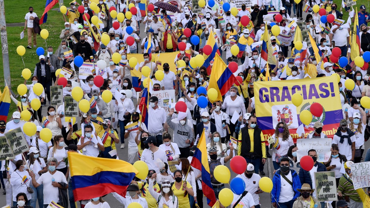 ‘Marea blanca’ toma las calles de Colombia contra las protestas