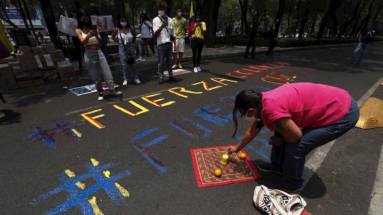 Protestan-en-la-Embajada-de-Colombia-en-México