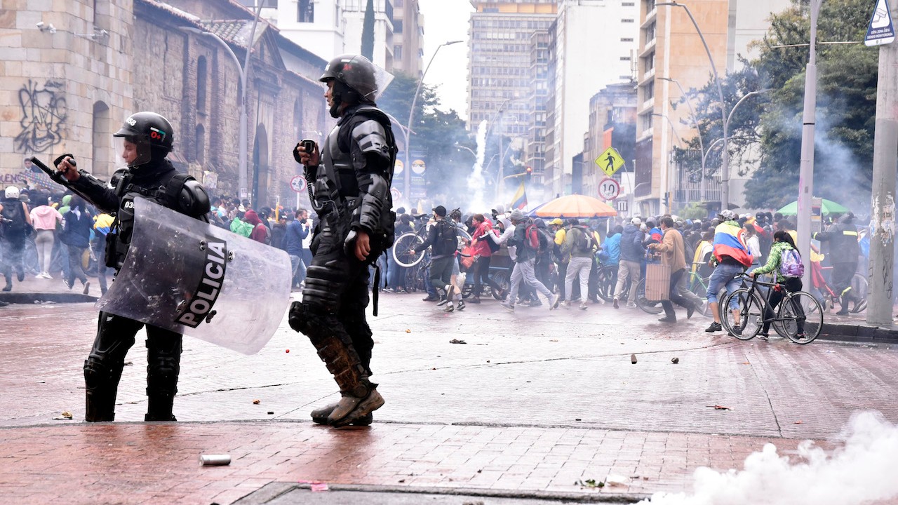 Policías antidisturbios dispersan a manifestantes contra reforma fiscal propuesta por la administración de Duque (Getty Images)