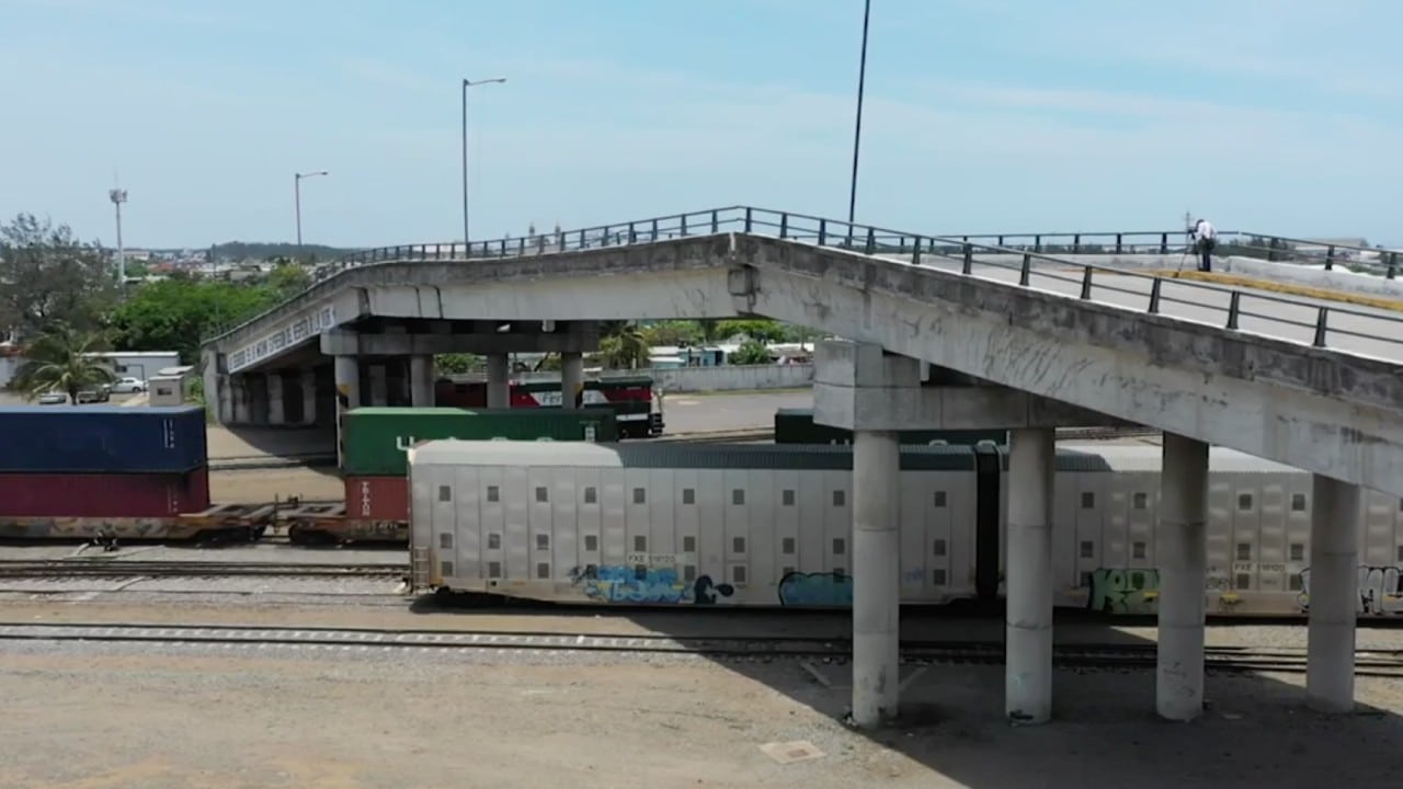 Mala construcción de puente vehicular en Veracruz atemoriza a los habitantes