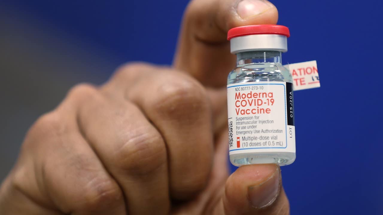 Refuerzo de vacuna Moderna incrementa anticuerpos contra variantes COVID:  pruebas iniciales