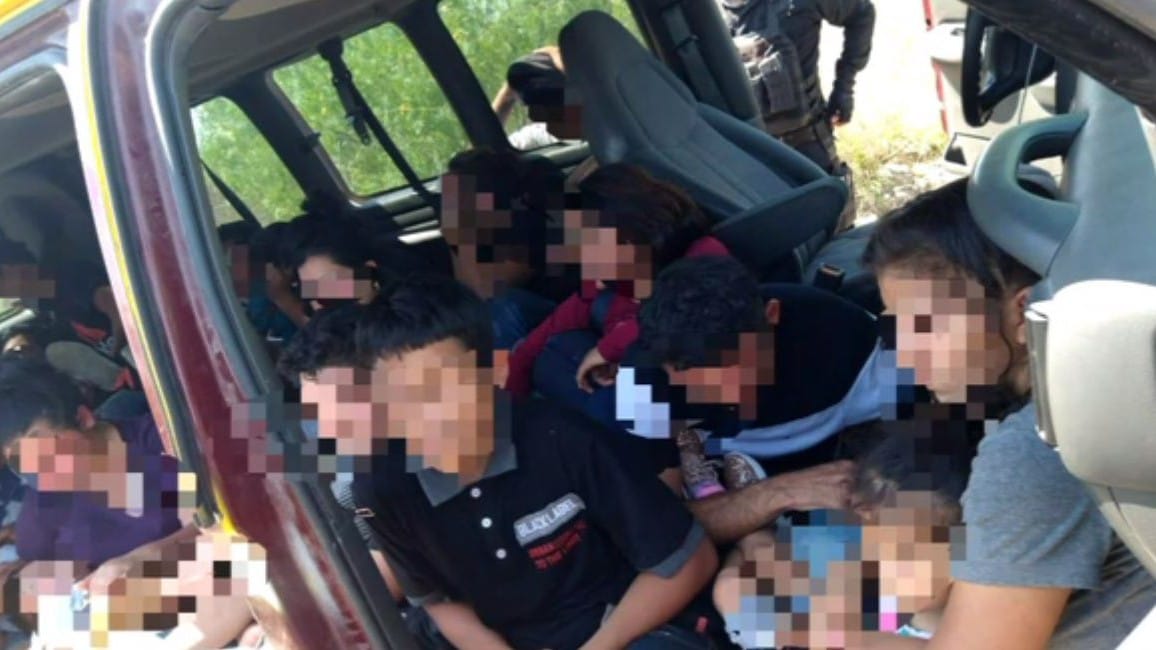 Rescatan a 27 migrantes centroamericanos que viajaban en un transporte escolar en Nuevo León