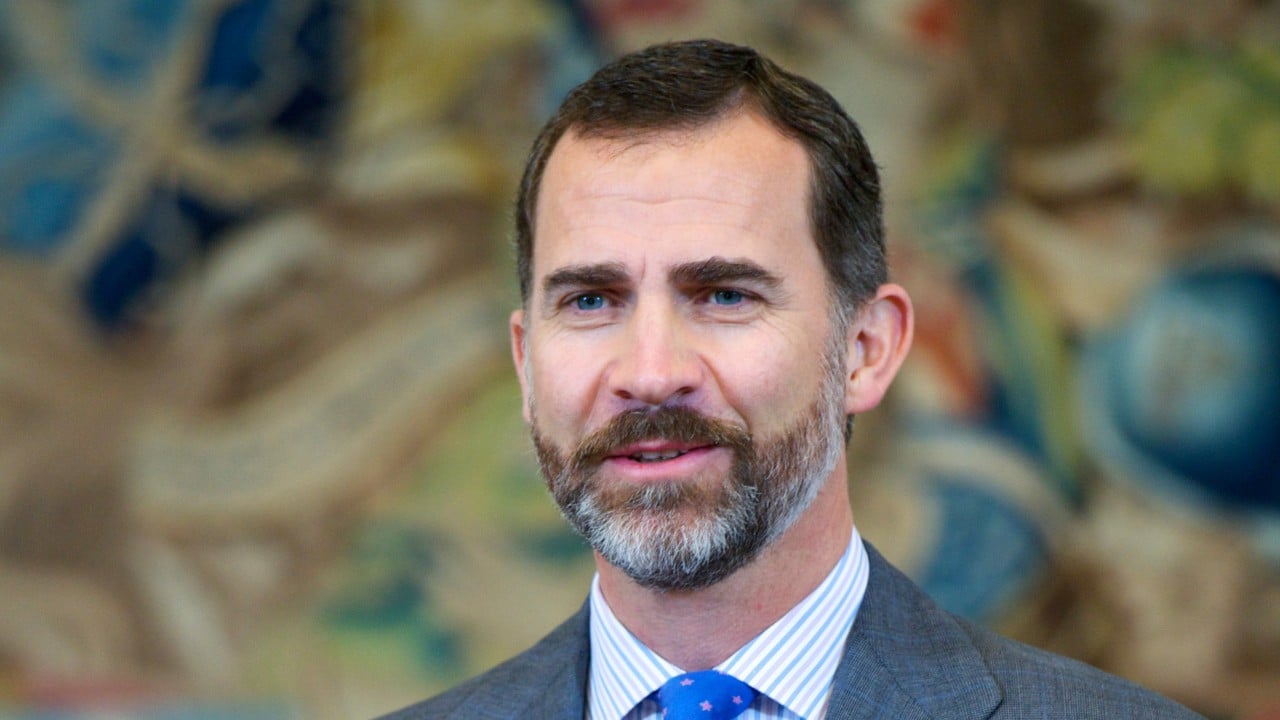 Rey de España recibe vacuna COVID-19 de acuerdo a su turno de edad