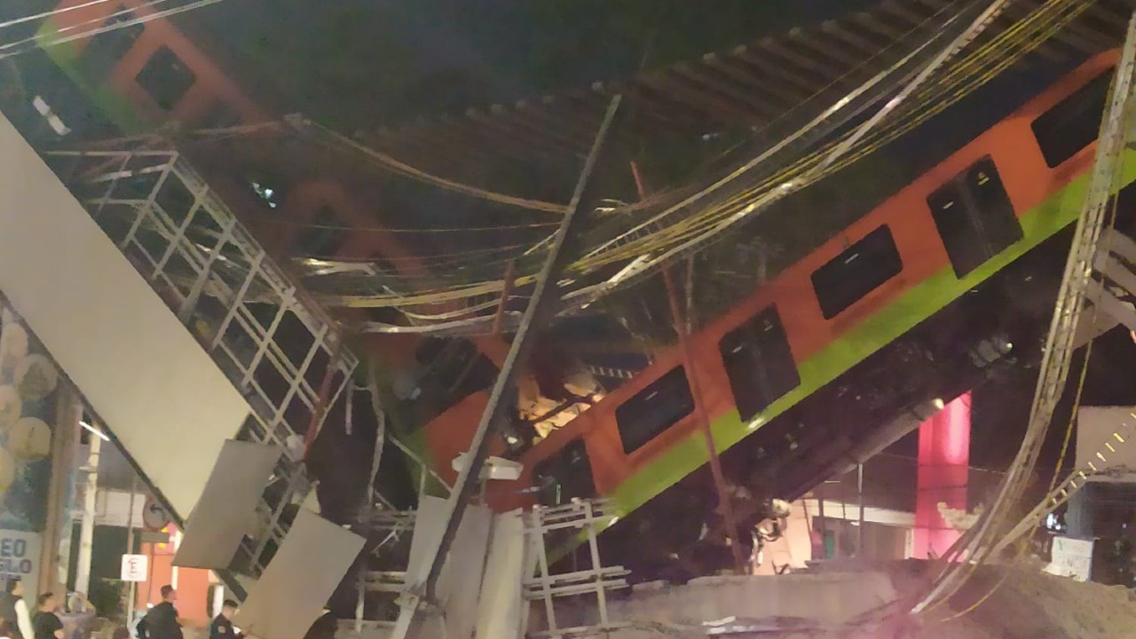 Se desploma 'ballena' con trenes del Metro CDMX en la estación Olivos de la Línea 12