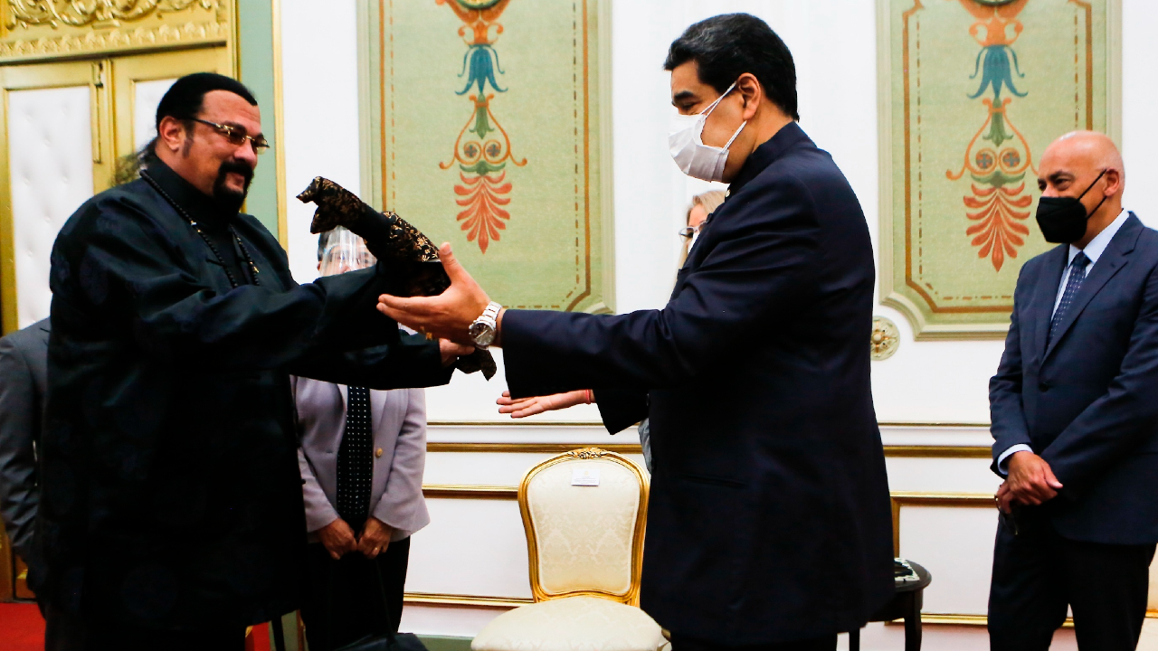 Steven Seagal regala espada samurái a Nicolás Maduro