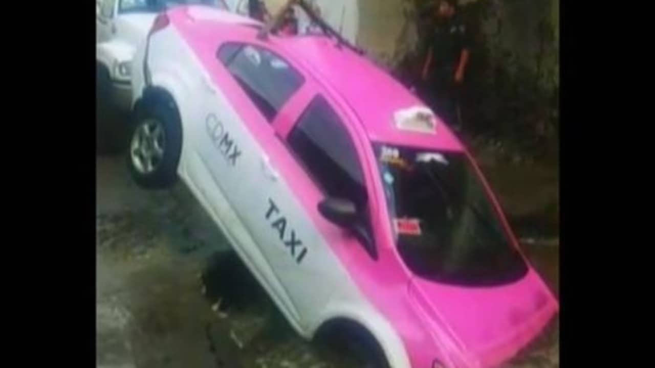 Taxista cae a socavón en la Ciudad de México