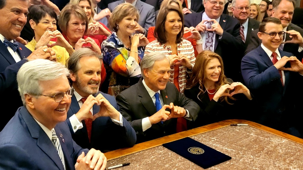 Ceremonia de firma del gobernador de Texas, Greg Abbot, a la ley que prohíbe el aborto a partir de las seis semanas de gestación