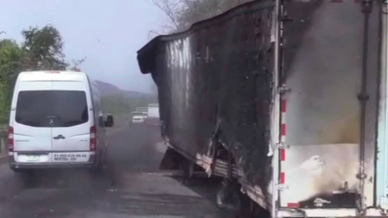 Civiles armados incendiaron un tráiler y bloquearon carretera de Apatzingán a Aguililla, Michoacán (Noticieros Televisa)
