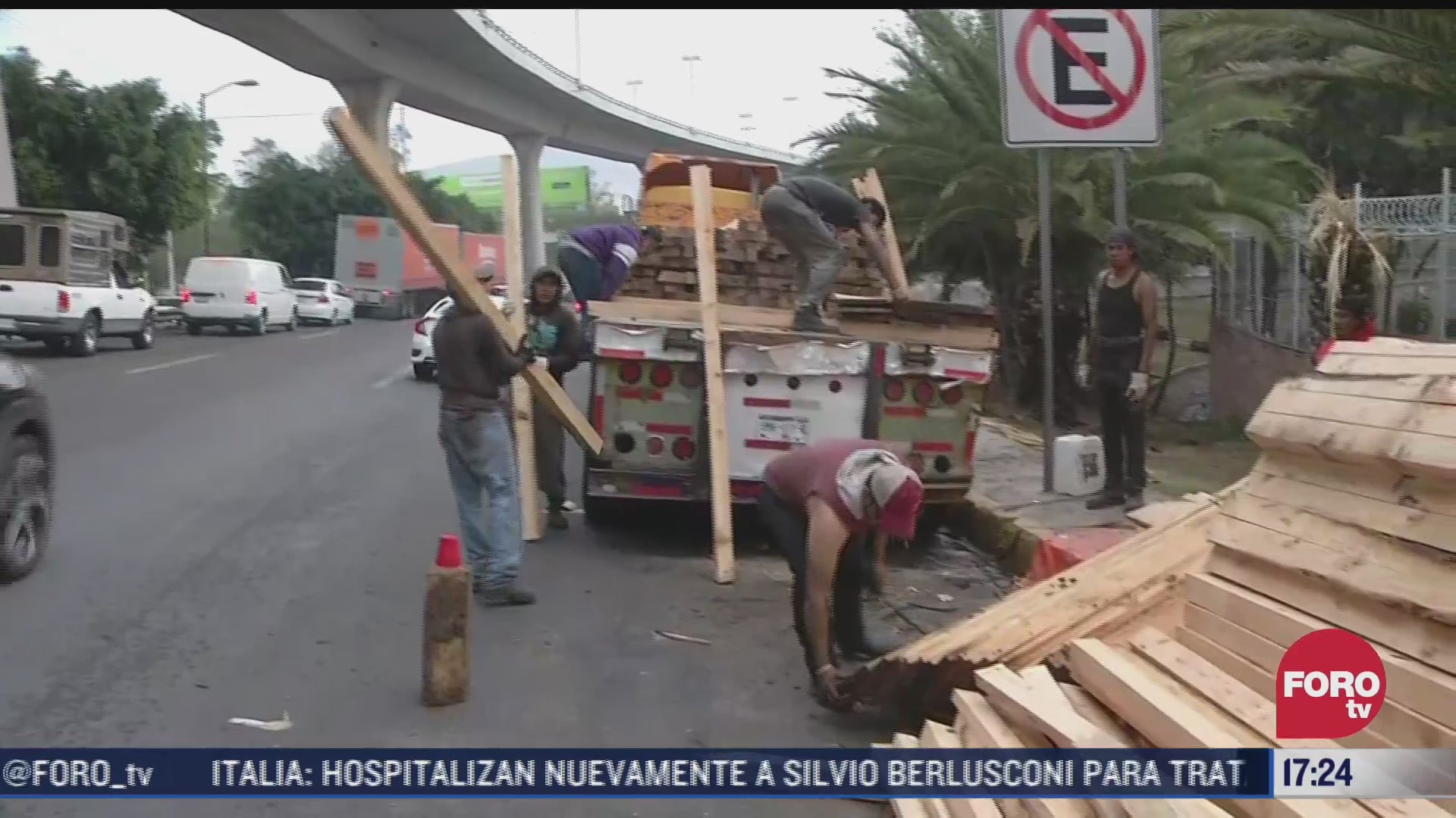 trailer tira cargamento de polines de madera en la mexico queretaro