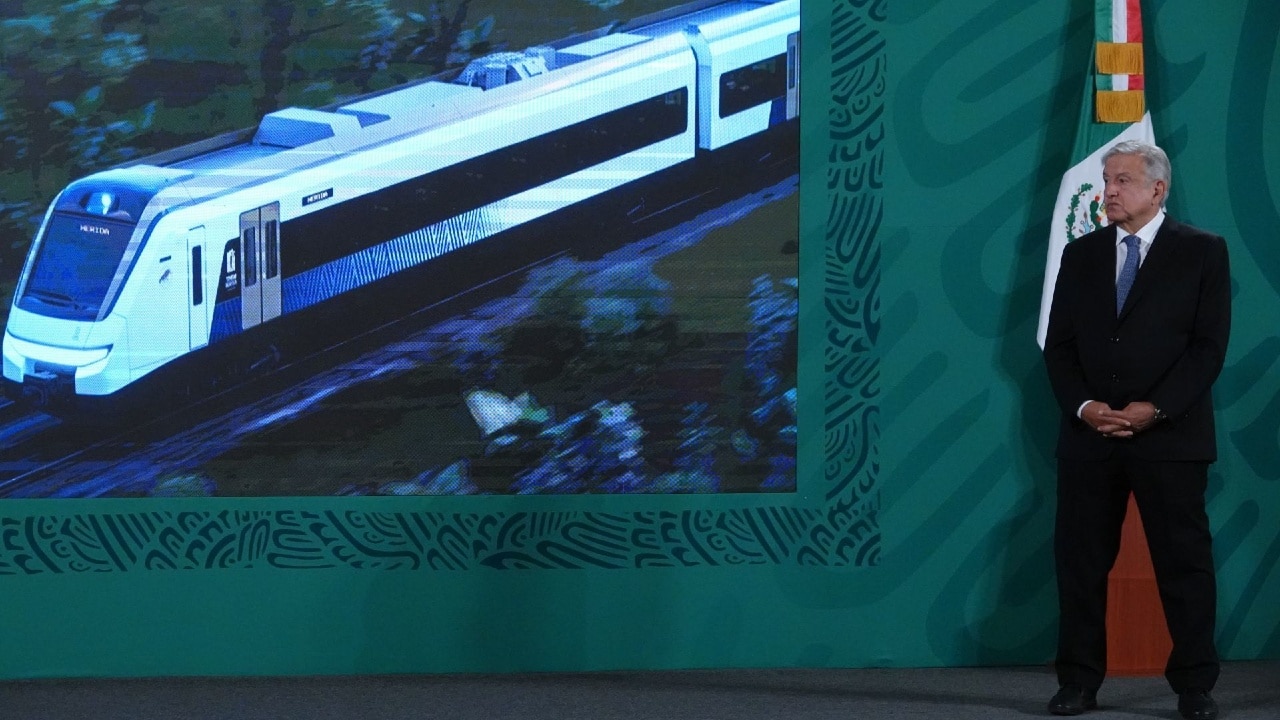 Andrés Manuel López Obrador durante la conferencia matutina donde se presentó el diseño que tendrán los convoyes del Tren Maya. (Foto: Cuartoscuro)