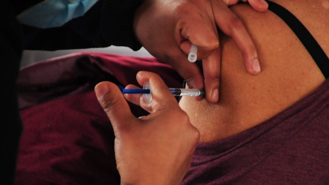 Anuncian vacunación contra COVID-19 de 50 años en 7 alcaldías de CDMX