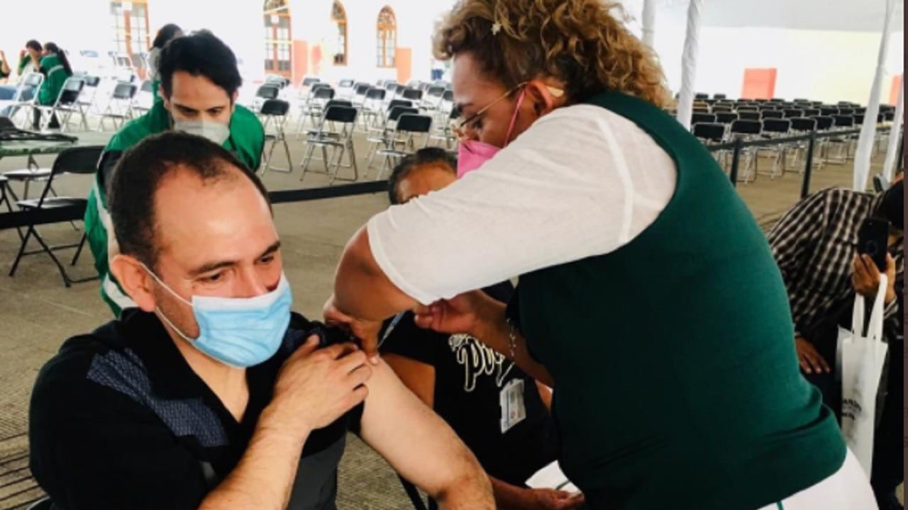 Arturo-Herrera-recibe-vacuna-contra-COVID-19