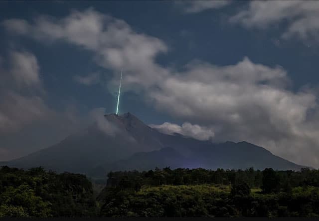 Video Meteoro cae sobre el volcán más activo en Indonesia