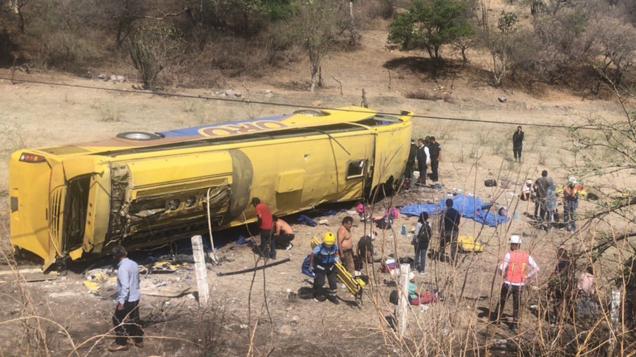 Volcadura de autobús deja 6 muertos y 20 heridos en Puebla