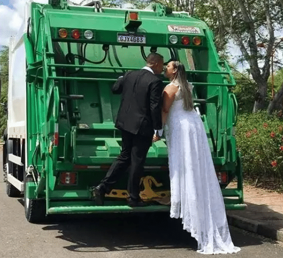 Pareja toma fotos para su boda en un camión de basura 
