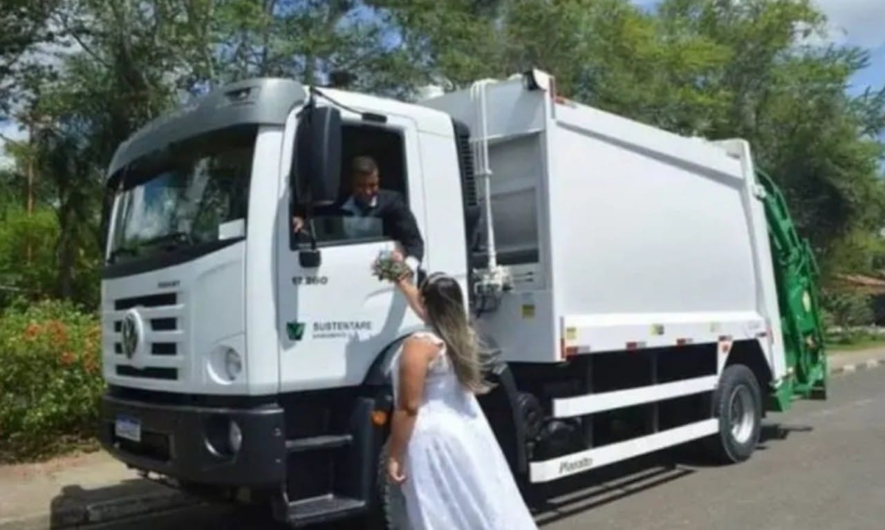 Pareja toma fotos para su boda en un camión de basura