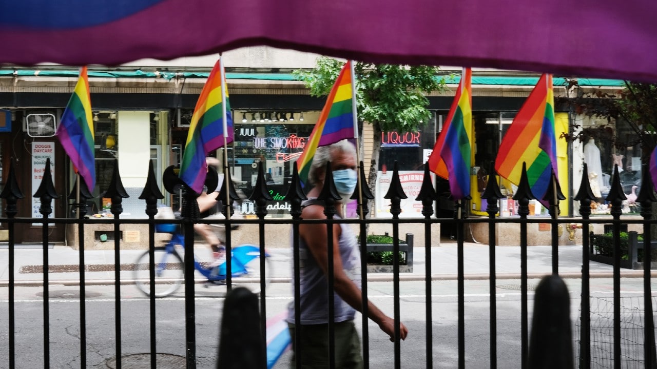 Advierten posible multa a pareja por exhibir bandera LGBT