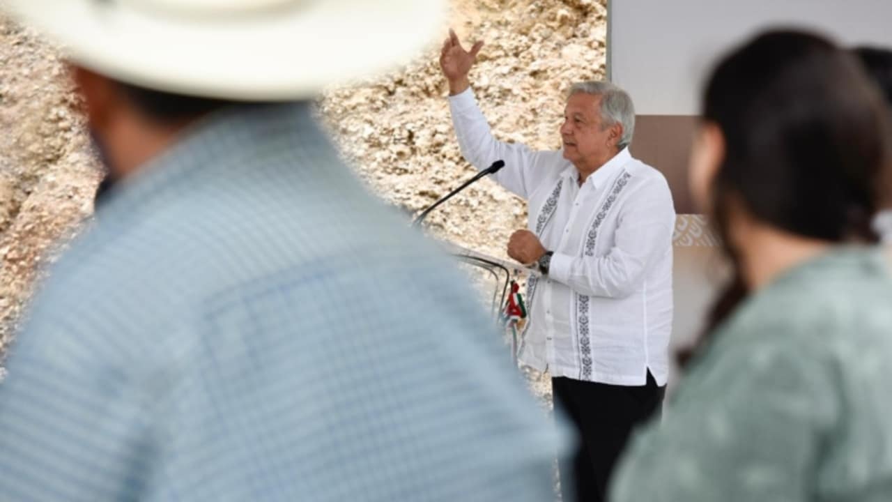 El presidente Andrés Manuel López Obrador vista el poblado de San Vicente Coatlán, Oaxaca