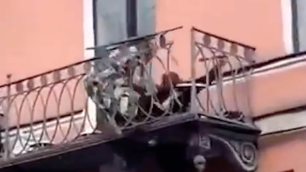 Se rompe balcón y pareja cae mientras discute (FOROtv)